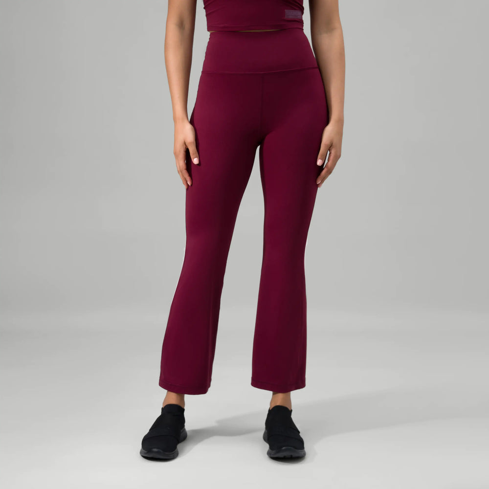 Grape red Freestyle Jazz pants with wide leg - عارضة أزياء ترتدي بنطال "فري ستايل جاز" باللون الأحمر العنابي وبقصّة واسعة