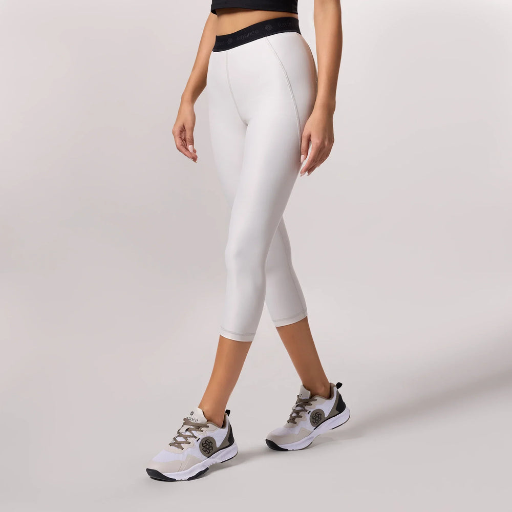 Stone colored Glide cropped leggings with black waist line - ليقنز قصير "غلايد" باللون الحجري مع خصر باللون الأسود