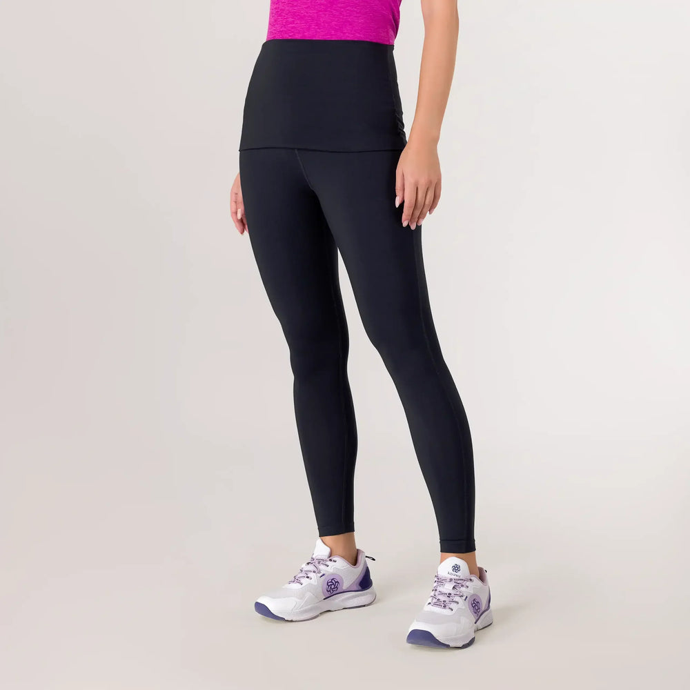 Black Rhythm fold-over leggings from the Kayanee Dance Fit (KDF) collection - عارضة أزياء ترتدي ليقنز "ريذم" أسود من مجموعة كياني دانس فيت