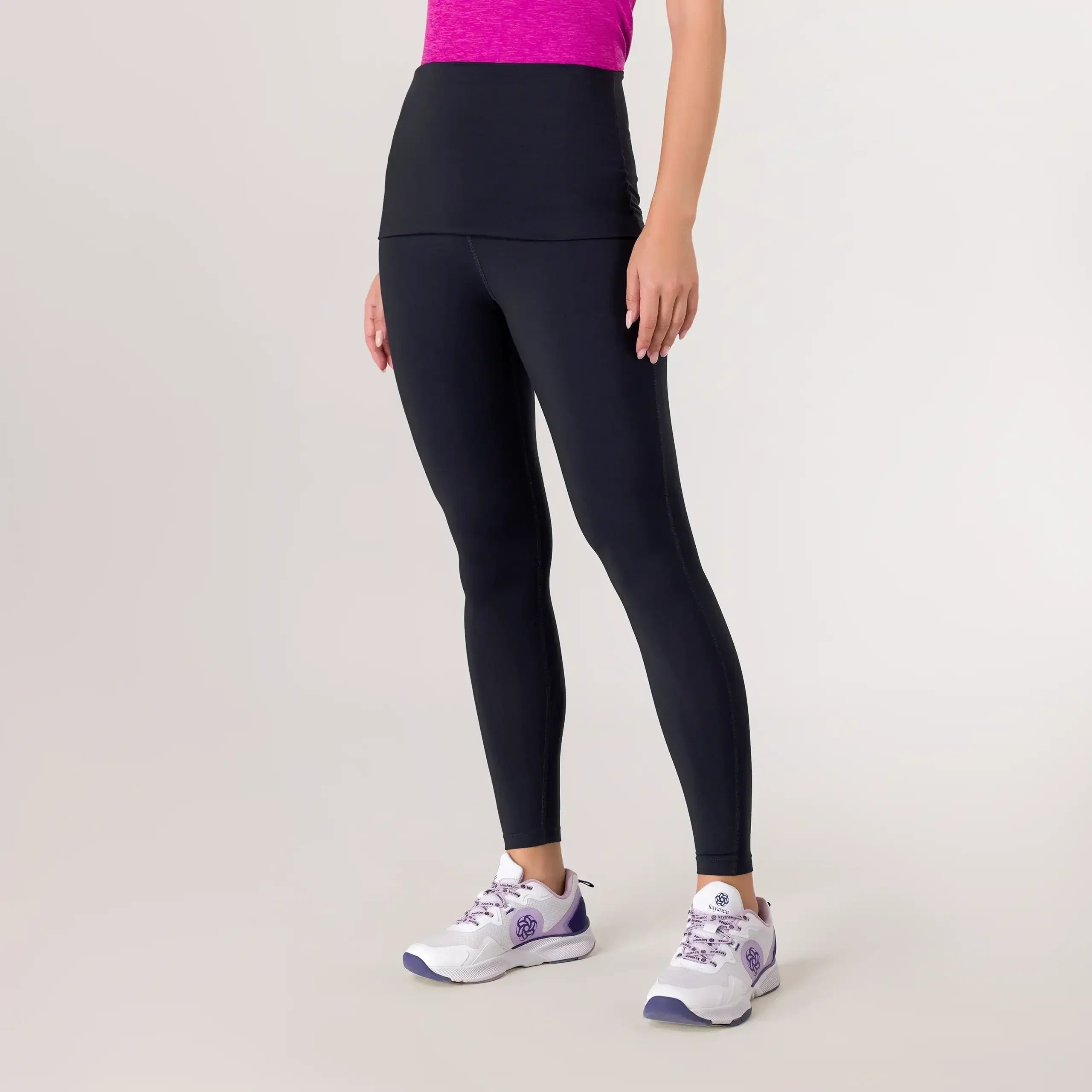 Black Rhythm fold-over leggings from the Kayanee Dance Fit (KDF) collection - عارضة أزياء ترتدي ليقنز