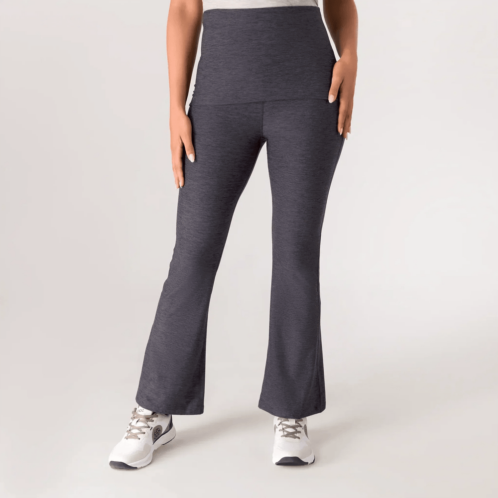 Charcoal Rhythm flared leggings from the Kayanee Dance Fit (KDF) collection - عارضة أزياء ترتدي ليقنز "ريذم" باللون الفحمي من مجموعة كياني دانس فيت