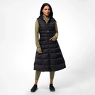 A model wearing a seasonal black maxi puffer gilet over a olive green set - عارضة أزياء ترتدي سترة ماكسي منفوخة باللون الأسود فوق طقم أخضر زيتوني