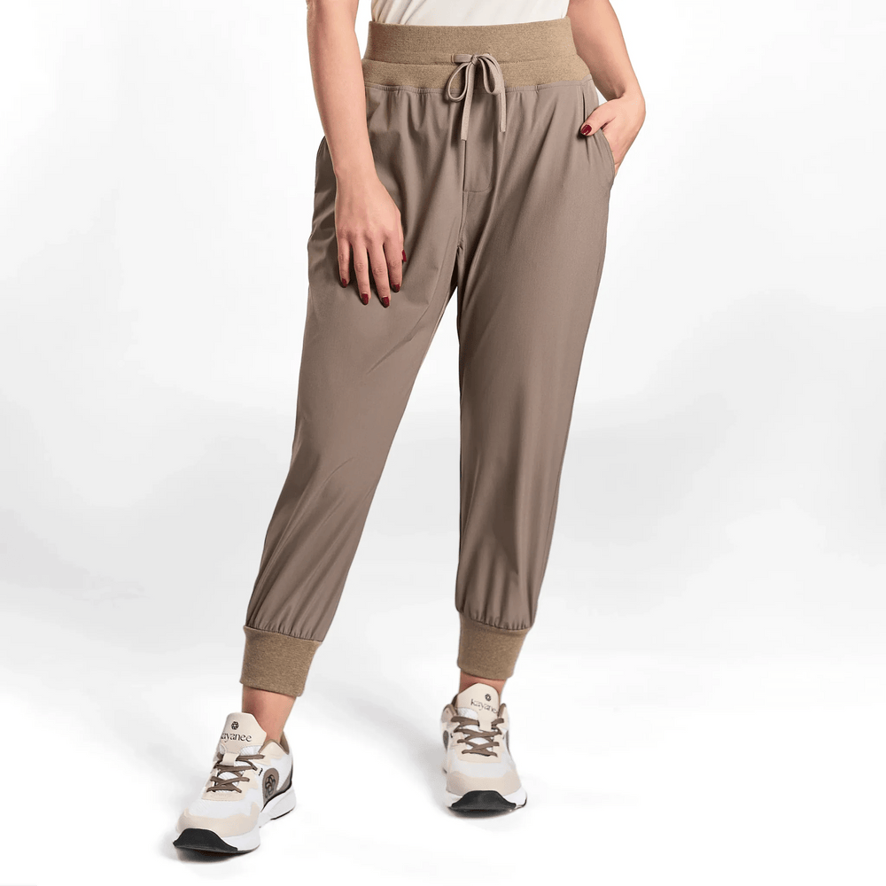 Bi-stretch jogger in olive with tapered legs & flexible waistband - بنطال جوجر بتمدد مزدوج باللون الزيتوني بقصّة أرجل ضيقة وحزام خصر مرن