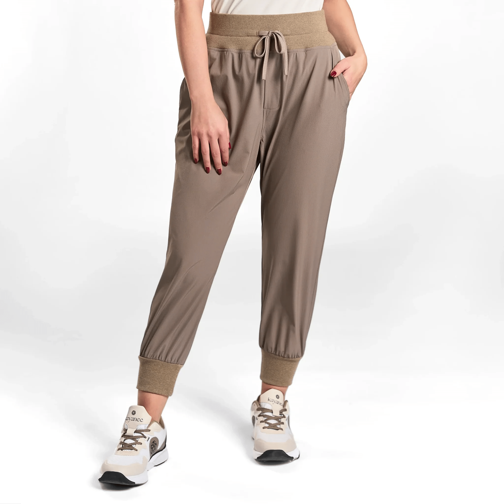 Bi-stretch jogger in olive with tapered legs & flexible waistband - بنطال جوجر بتمدد مزدوج باللون الزيتوني بقصّة أرجل ضيقة وحزام خصر مرن