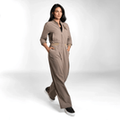 A model wearing a seasonal olive utility jumpsuit with pockets - عارضة أزياء ترتدي جمبسوت باللون الأخضر الزيتوني مع جيوب