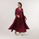 Grape red weekday abaya with soft drape & modest silhouette - عارضة أزياء ترتدي عباية يومية باللون الأحمر العنبي بانسيابية ناعمة وتصميم محتشم