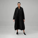 Black zip front parka with longline silhouette & adjustable hood - عارضة أزياء ترتدي باركا أسود طويل بسحاب أمامي وغطاء رأس قابل للتعديل