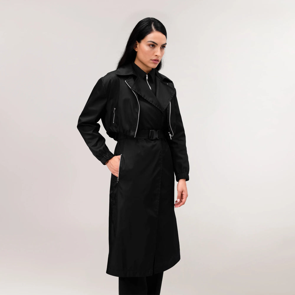 A model wearing seasonal black Gilet hybrid two piece jacket - عارضة أزياء ترتدي سترة سوداء سترة سوداء مكونة من قطعتين