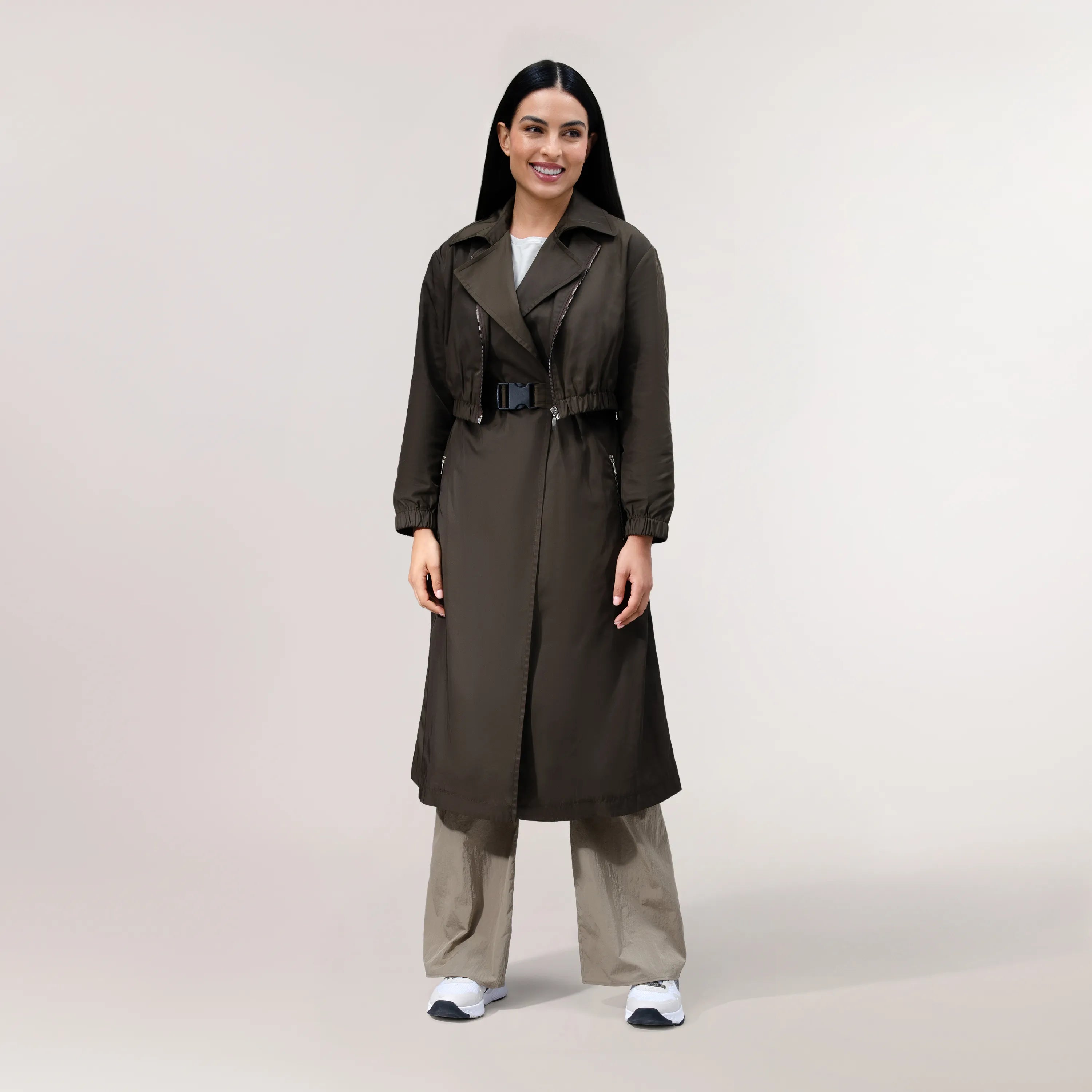 A model wearing seasonal chocolate Gilet hybrid two piece jacket - عارضة أزياء ترتدي سترة مكونة من قطعتين باللون البني