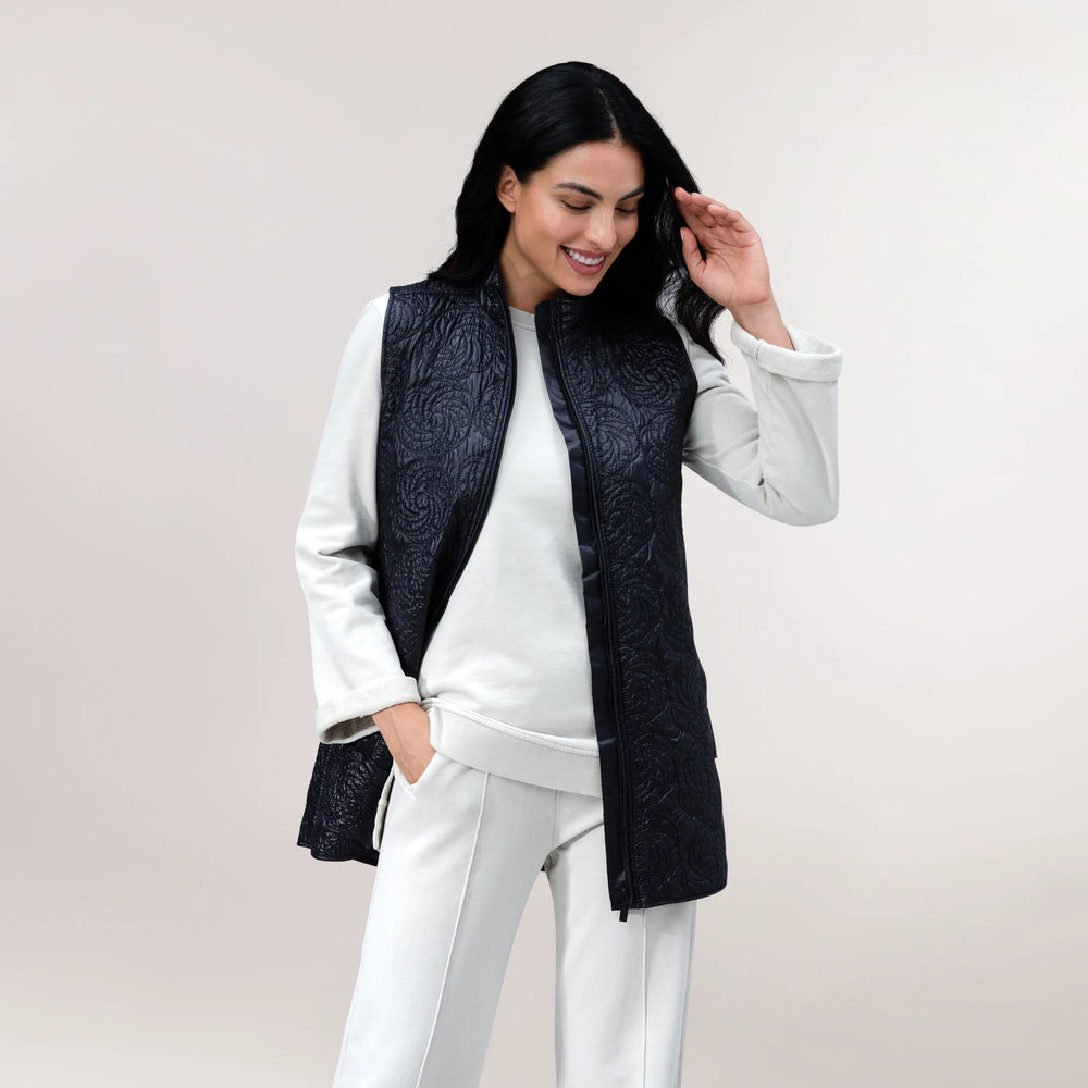 Black quilted vest with sleeveless design & padded finish - عارضة أزياء ترتدي سترة مبطّنة بدون أكمام باللون الأسود ولمسة مبطنة