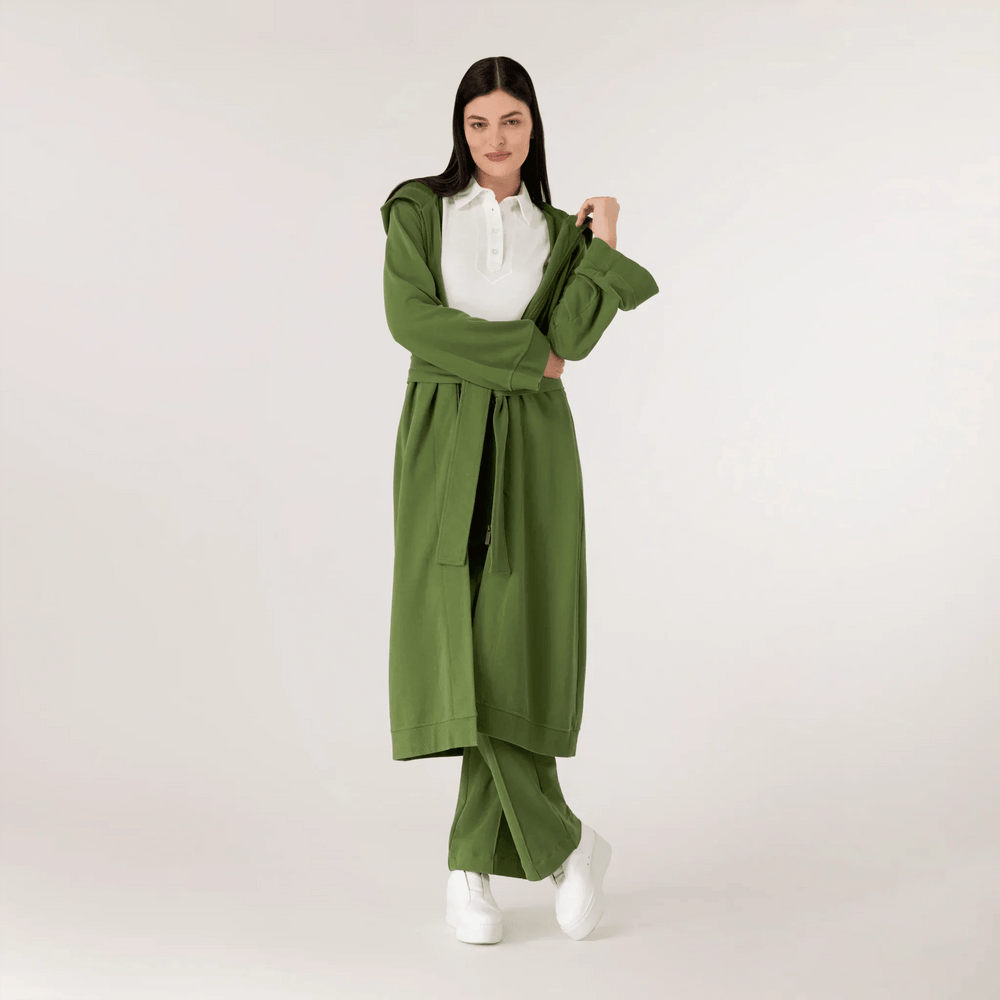 A model wearing dark green good to go abaya - عارضة أزياء ترتدي عباءة سريعة الارتداء باللون الزيتي