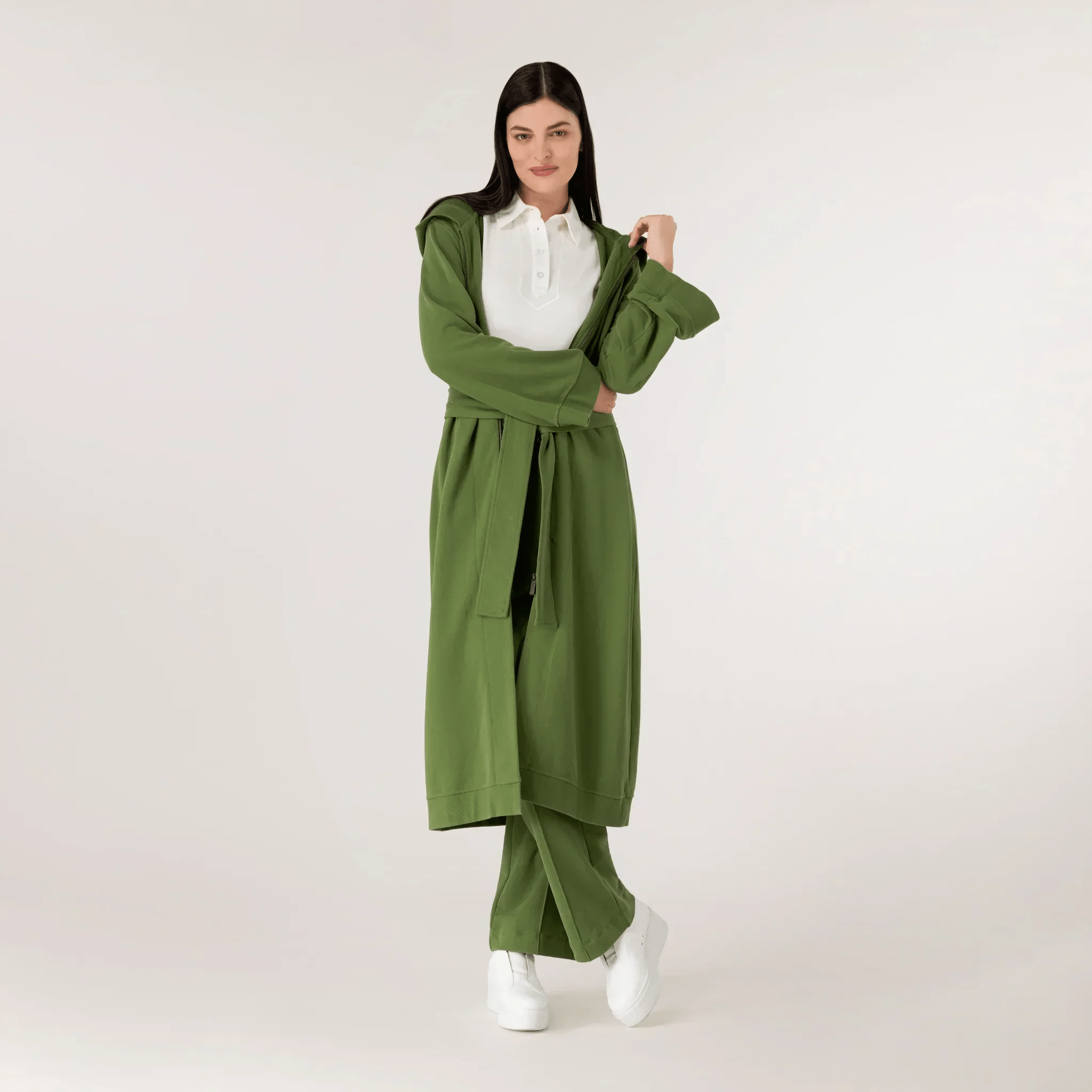 A model wearing dark green good to go abaya - عارضة أزياء ترتدي عباءة سريعة الارتداء باللون الزيتي