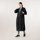 A model wearing seasonal black bomber parka with pockets - عارضة أزياء ترتدي سترة سوداء مزودة بجيوب وسحاب