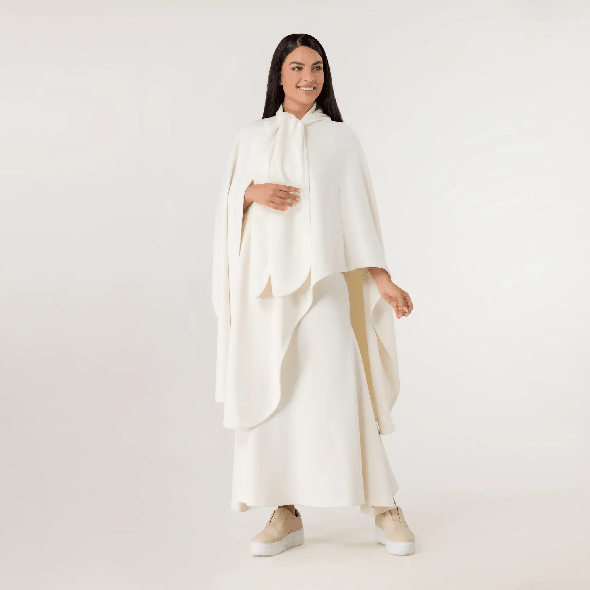 A model wearing seasonal beige soft cape - عارضة أزياء ترتدي كاب ناعم باللون البيج الموسمي