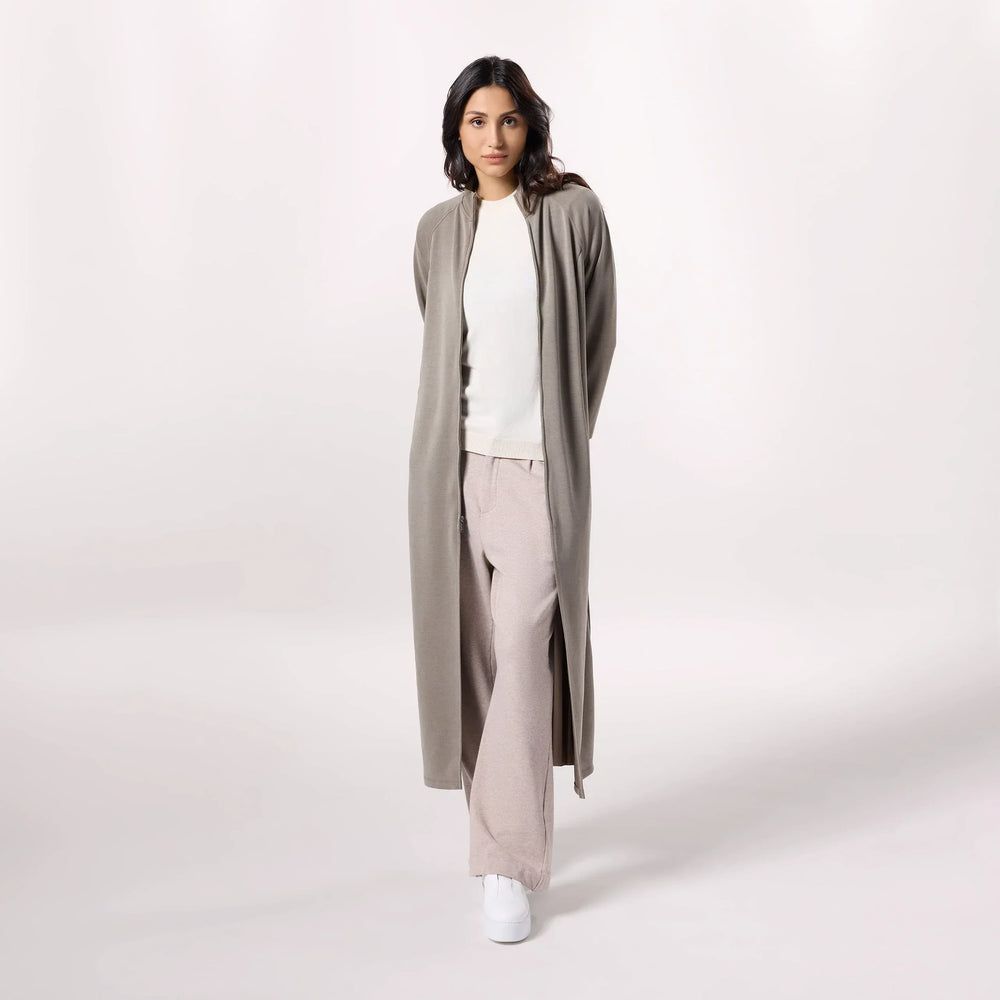A model in a seasonal taupe maxi sweater - عارضة أزياء ترتدي سترة ماكسي باللون بني فاتح