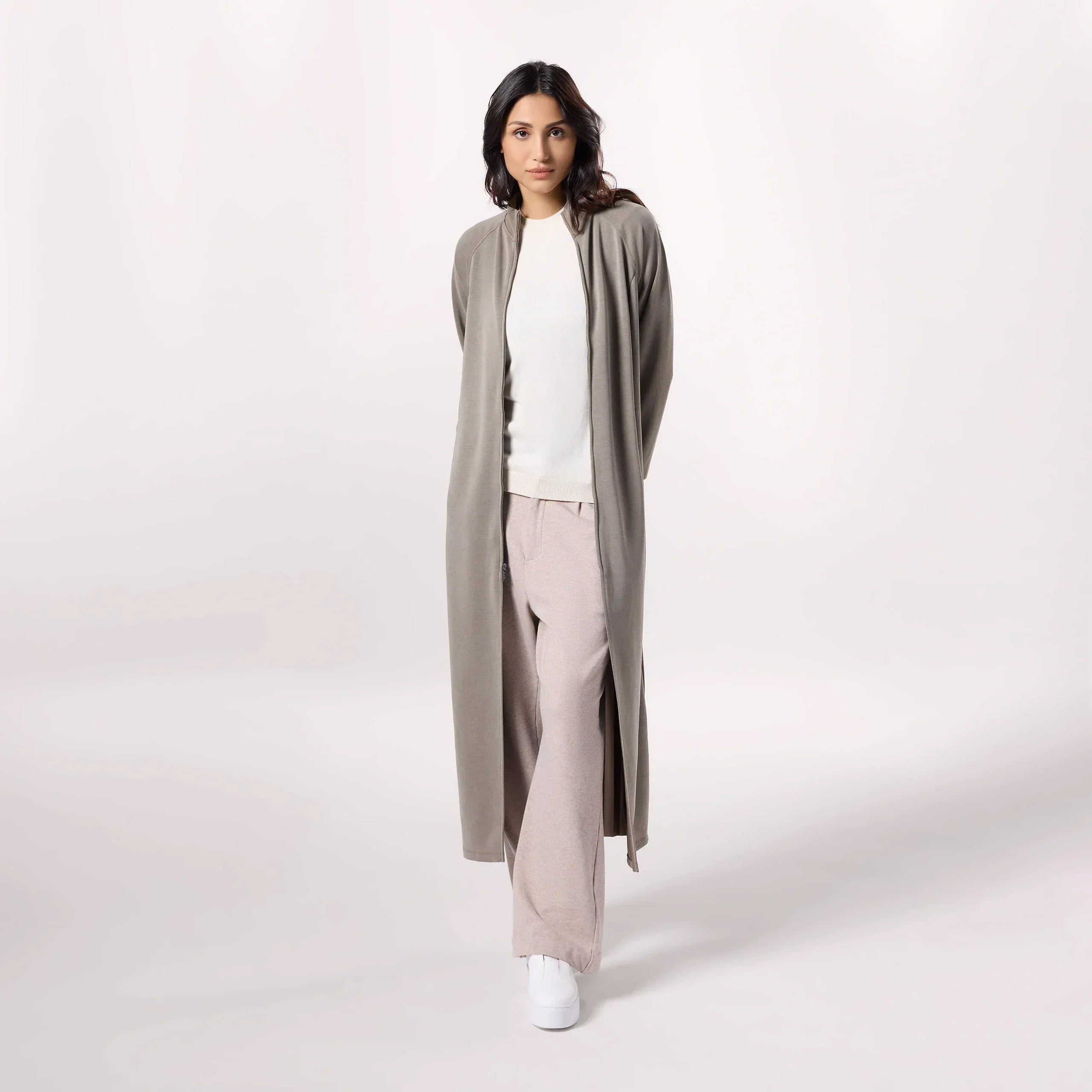 A model in a seasonal taupe maxi sweater - عارضة أزياء ترتدي سترة ماكسي باللون بني فاتح