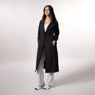 Black lightweight trench coat with belt detail & classic longline fit - عارضة أزياء ترتدي ترنش أسود خفيف بحزام وتصميم طويل كلاسيكي