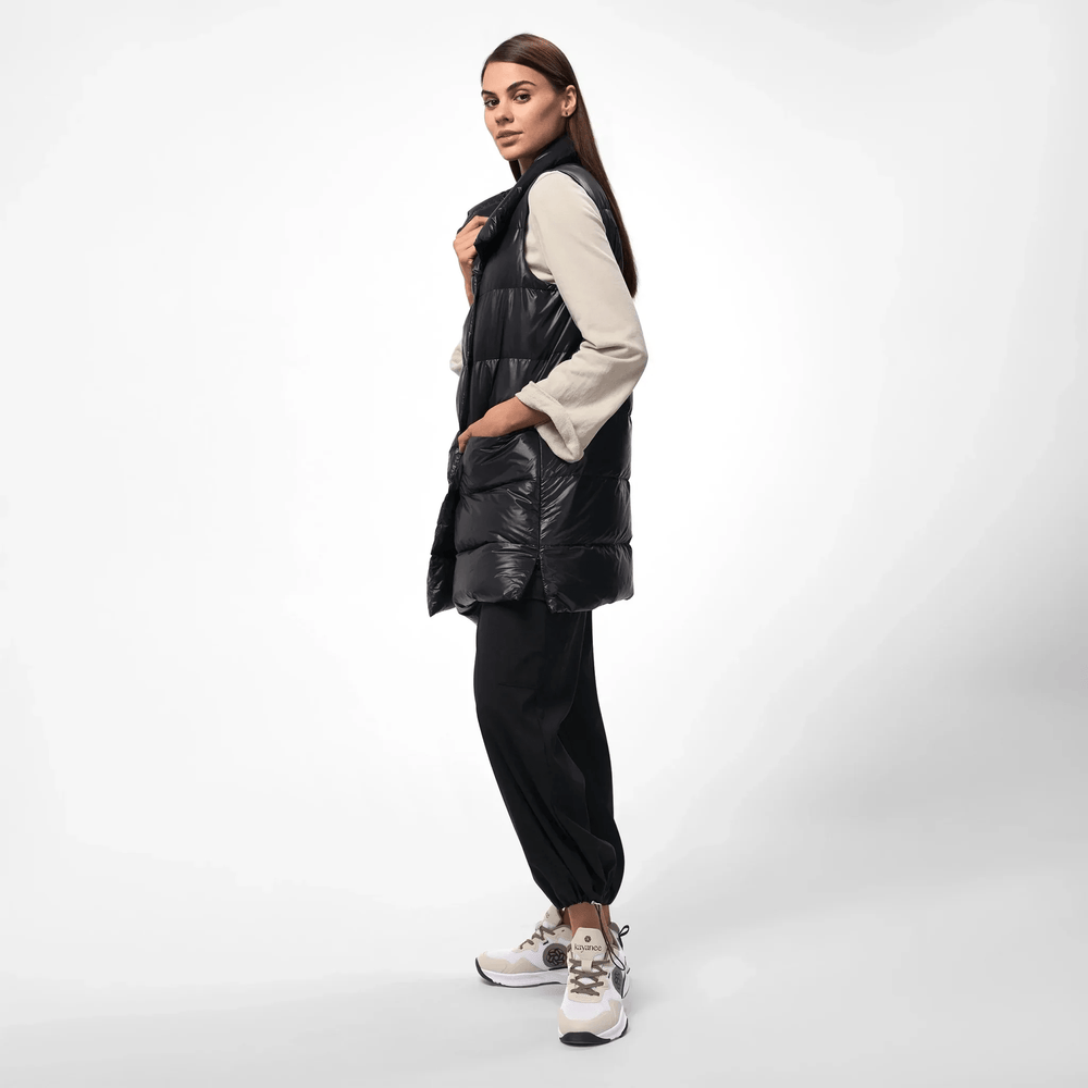 Black puffer vest with high collar & quilted texture - عارضة أزياء ترتدي سترة مبطّنة باللون الأسود بياقة عالية وقماش مبطن