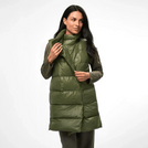Dark musk green puffer vest with quilted texture & high collar - عارضة أزياء ترتدي سترة مبطنة باللون الأخضر الداكن بملمس مبطن وياقة عالية