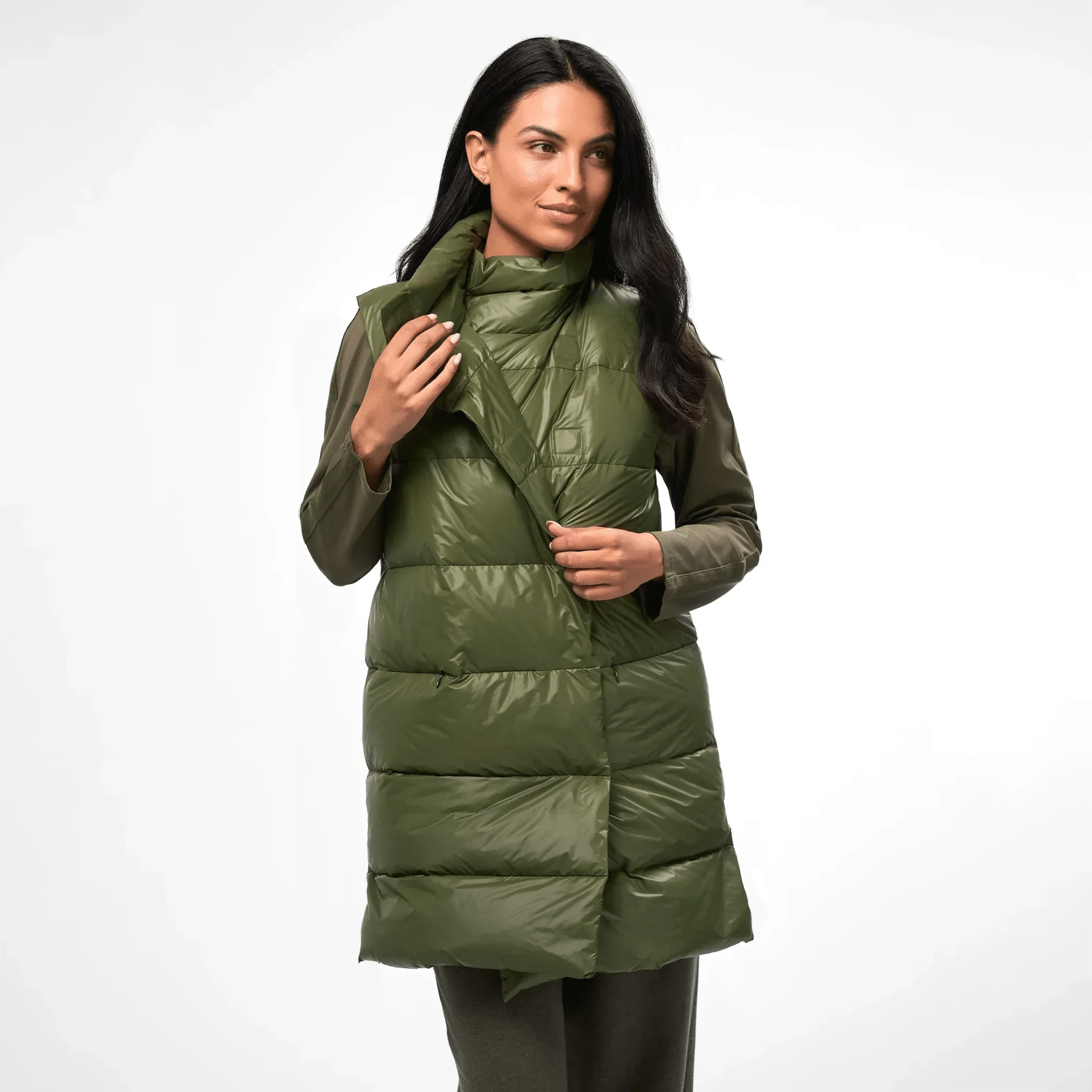 Dark musk green puffer vest with quilted texture & high collar - عارضة أزياء ترتدي سترة مبطنة باللون الأخضر الداكن بملمس مبطن وياقة عالية