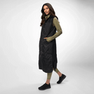 A model wearing a seasonal black maxi quilted gilet with pockets - عارضة ترتدي سترة ماكسي سوداء مبطنة مع جيوب