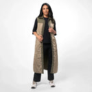 Rainforest green quilted gilet with padded design & high collar - عارضة أزياء ترتدي سترة مبطّنة باللون الأخضر الغامق وياقة عالية