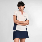 A model wearing a short sleeve top in navy & beige colors - عارضة أزياء ترتدي تيشيرت بأكمام قصيرة بمزيج من الألوان البيج و الأزرق الداكن