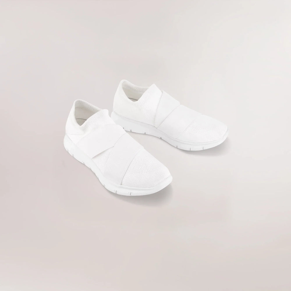 Core white crossover knit sneakers for dancing - حذاء رياضي محبوك باللون الأبيض مناسب للرقص