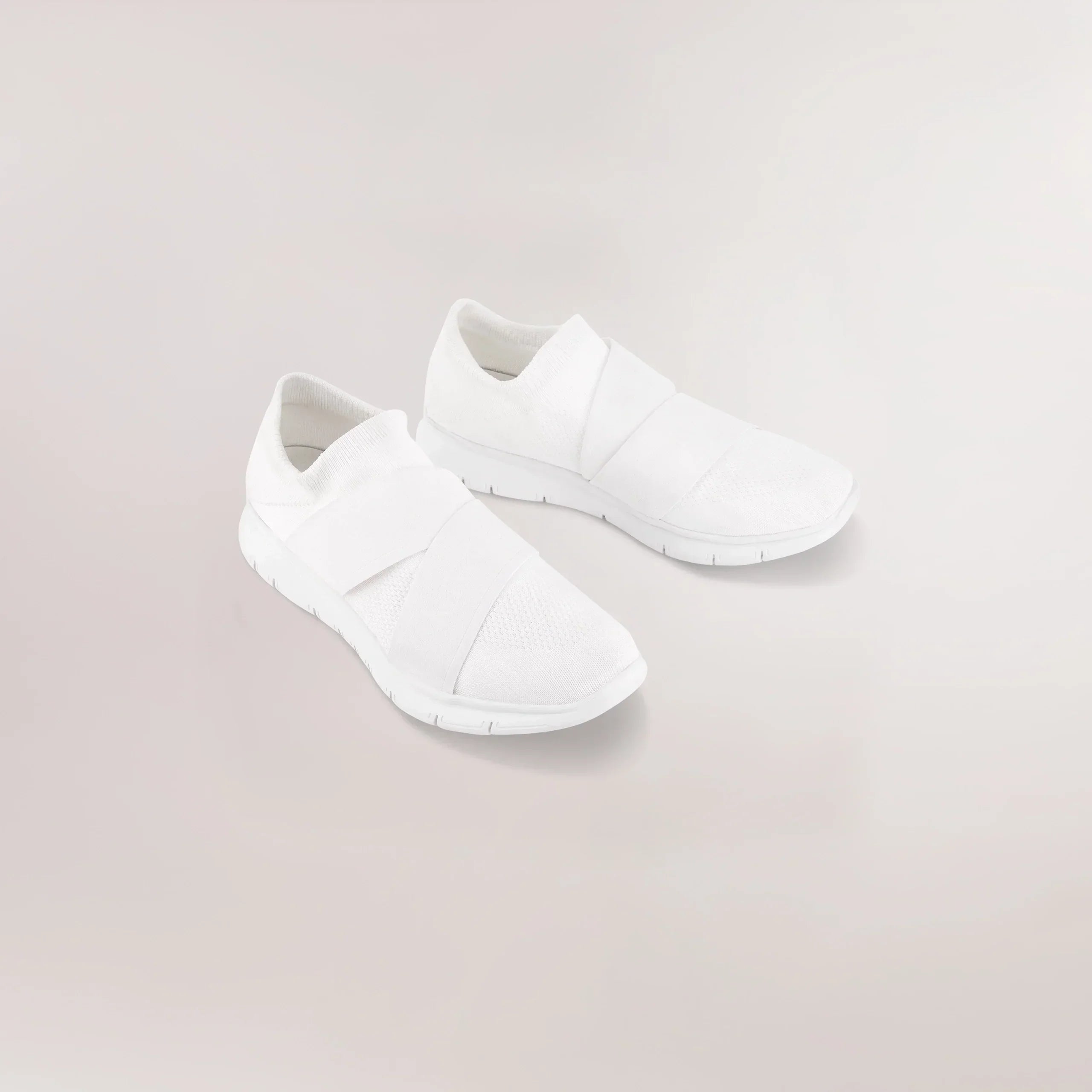 Core white crossover knit sneakers for dancing - حذاء رياضي محبوك باللون الأبيض مناسب للرقص
