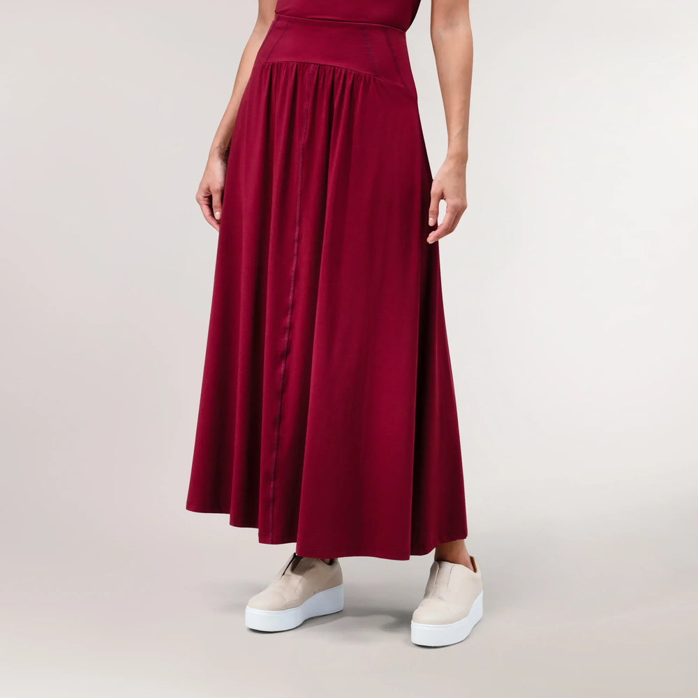 Flow jersey techno skirt in a grape red shade - تنورة تكنو باللون الأحمر العنبي مصنوعة من القماش الجيرسي