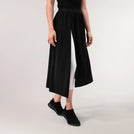 Black Twirl Studio skirt with flared shape & smooth fabric - عارضة أزياء ترتدي تنورة "تويرل ستوديو" سوداء بقصّة واسعة وقماش ناعم
