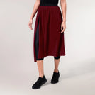 Grape red Twril Studio skirt with flared hem and stretch fit - تنورة "تويرل استوديو" باللون الأحمر العنبي مع قصّة مرنة