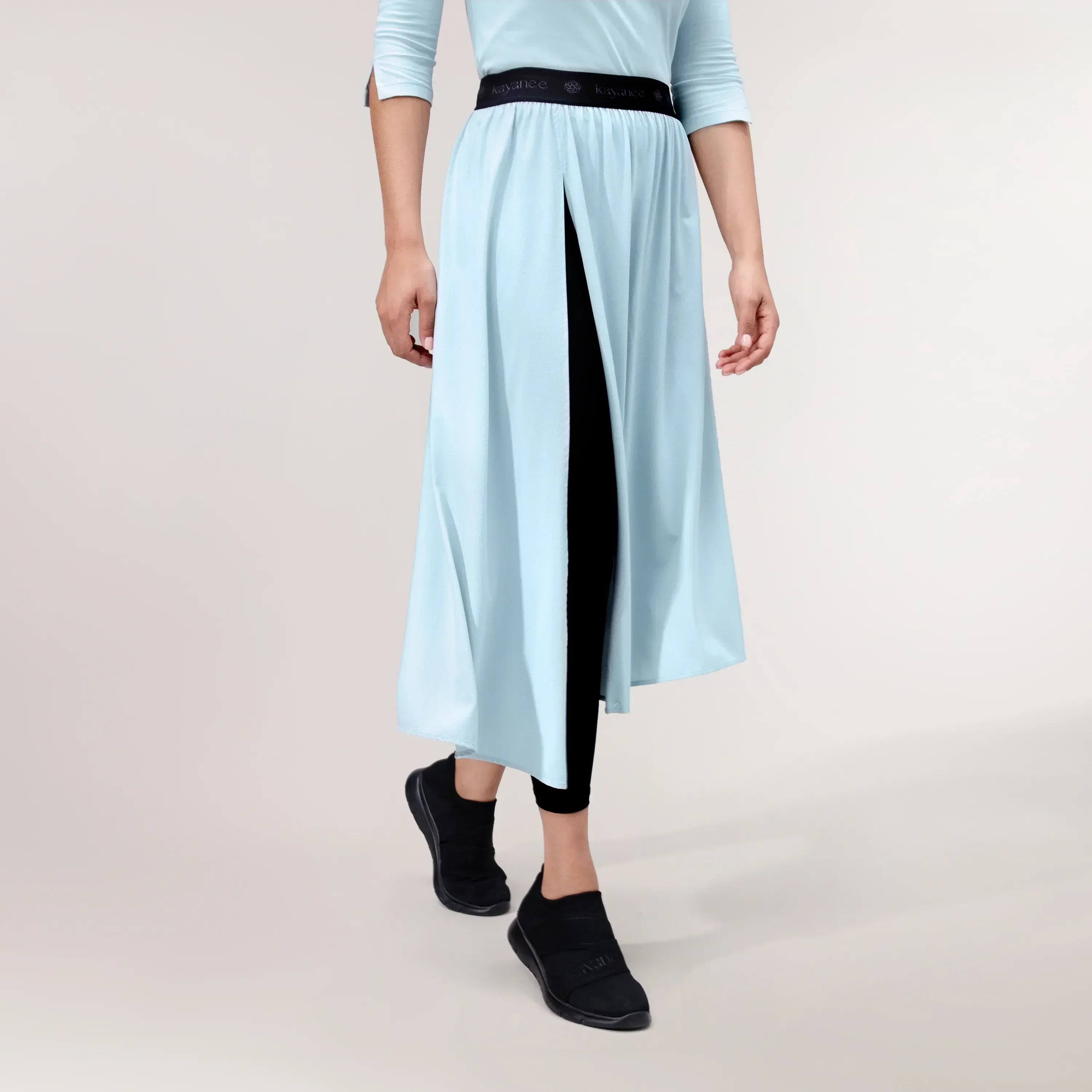 Light blue Twirl Studio skirt with soft fabric & flared shape - عارضة أزياء ترتدي تنورة