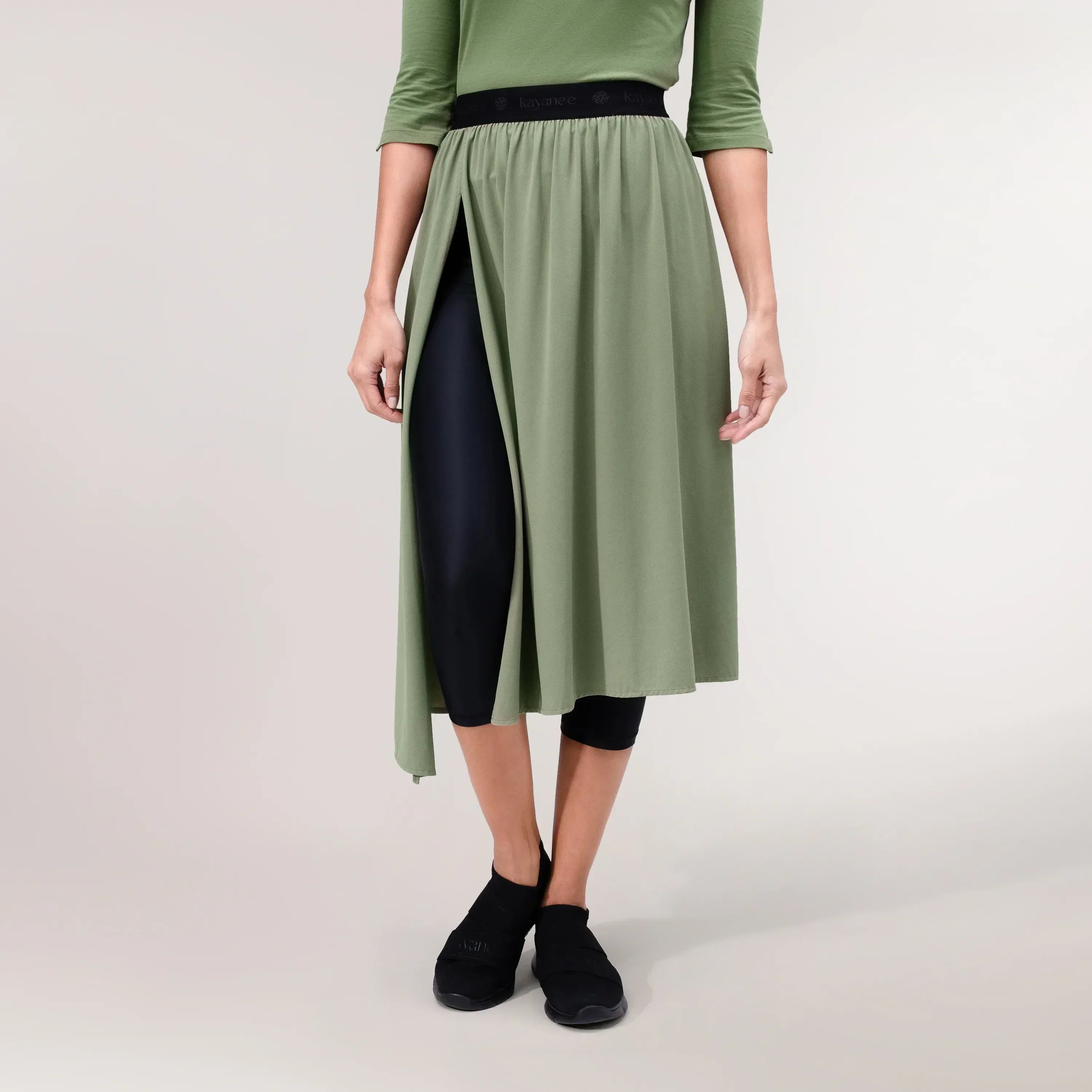 Musk green Twirl Studio skirt with flared hem - عارضة أزياء ترتدي تنورة