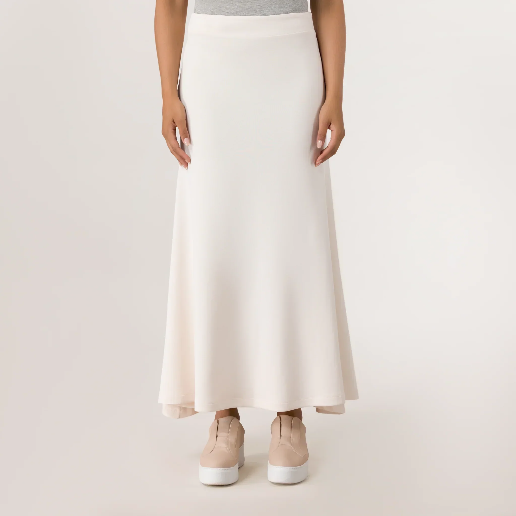 A model wearing seasonal beige soft flared skirt - عارضة أزياء ترتدي تنورة ناعمة باللون البيج