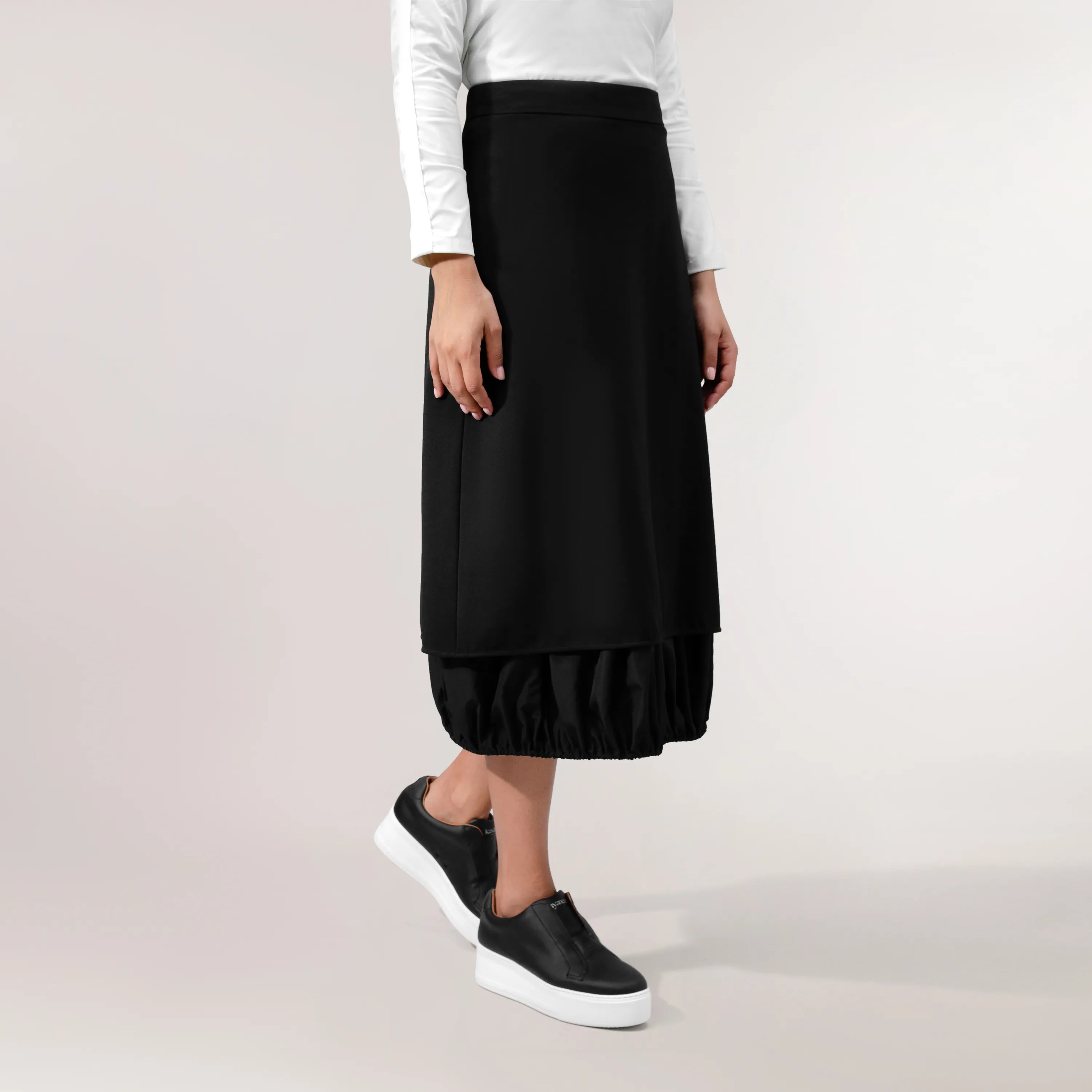 Black straight skirt with puff hem & clean structure - تنورة سوداء مستقيمة بحافة منتفخة وتصميم أنيق