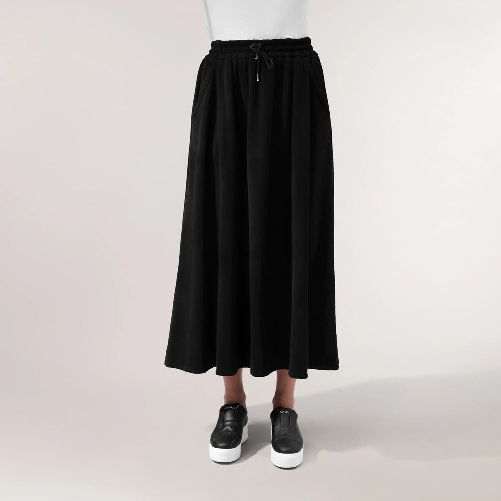 Front view of techno skirt in core black - منظر أمامي لتنورة تكنو باللون الأسود الأساسي