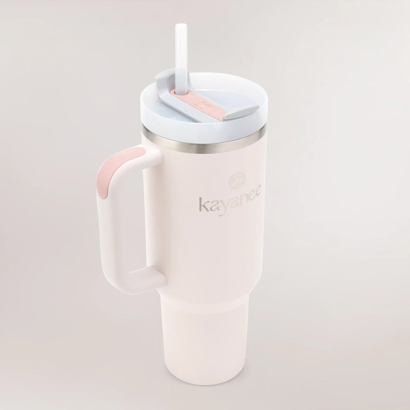 Light pink Kayanee x Stanley Quencher with branded lid & handle - كوب "كوينشر" من تعاون كياني × ستانلي باللون الوردي الفاتح مع غطاء ومقبض يحملان الشعار