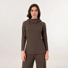 A model wearing seasonal chocolate hooded long sleeve set - عارضة أزياء ترتدي بدلة بأكمام طويلة وغطاء رأس باللون البني
