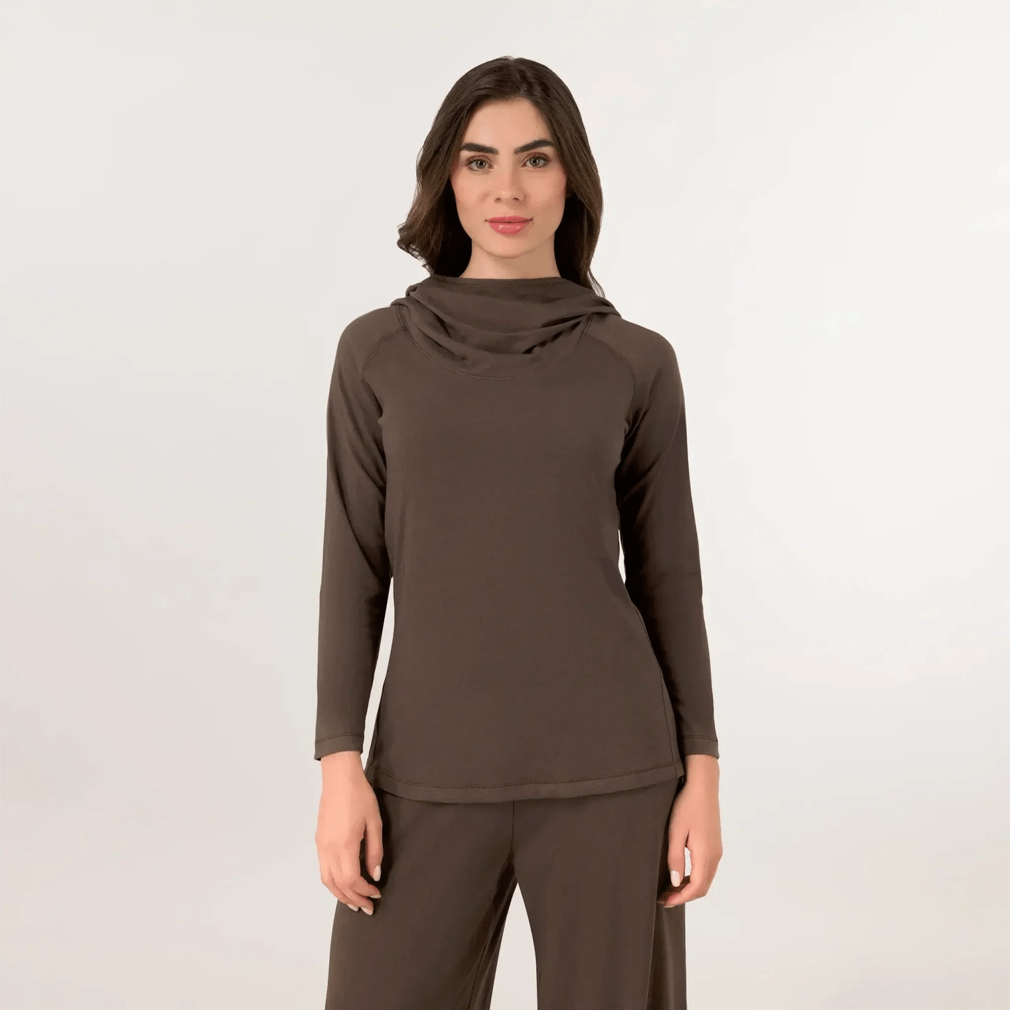A model wearing seasonal chocolate hooded long sleeve set - عارضة أزياء ترتدي بدلة بأكمام طويلة وغطاء رأس باللون البني