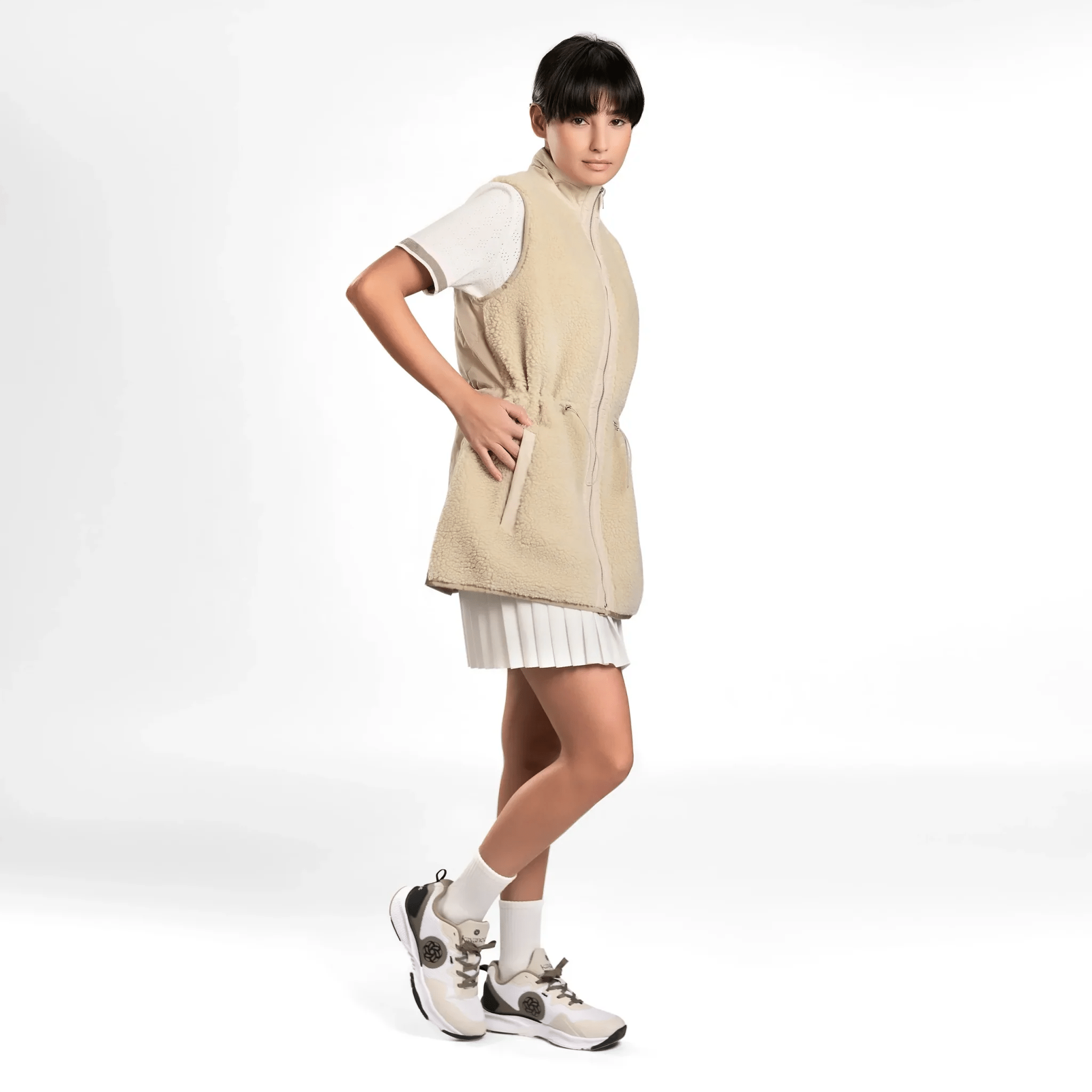 A model wearing a seasonal beige Sherpa gilet - عارضة أزياء ترتدي سترة جيليت باللون البيج