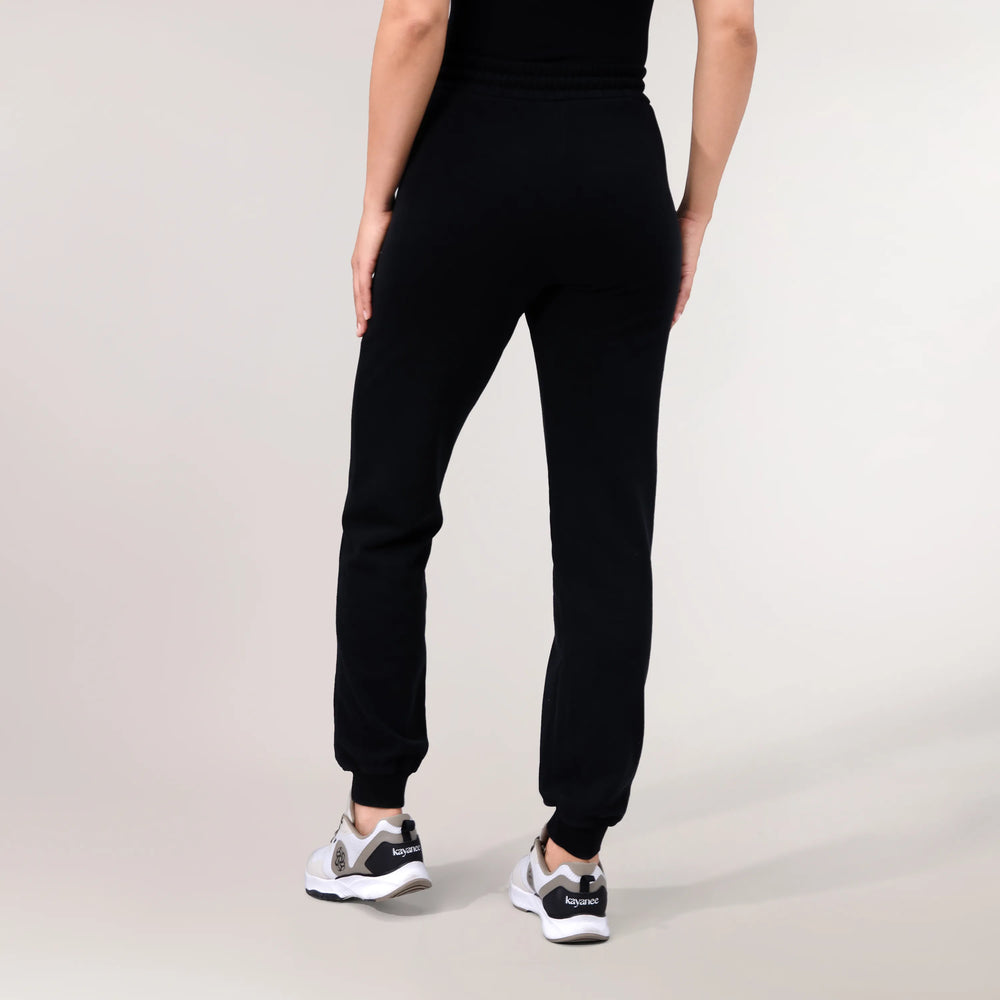 A model wearing good to go jogger pants in a core black color - عارضة بإطلالة كاجوال ترتدي بنطال جوغر أسود