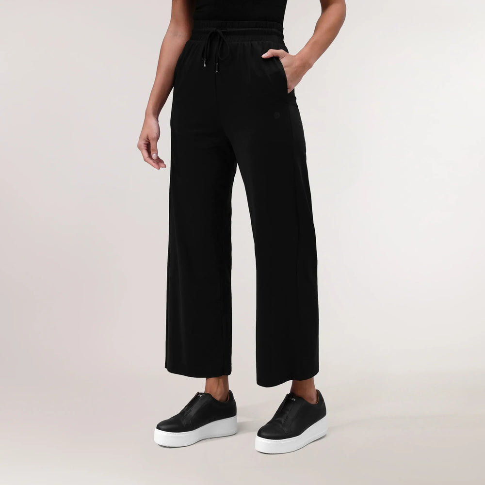 Core black "Flow" lounge pants - بنطال مريح بقصة "فلو" باللون الأسود