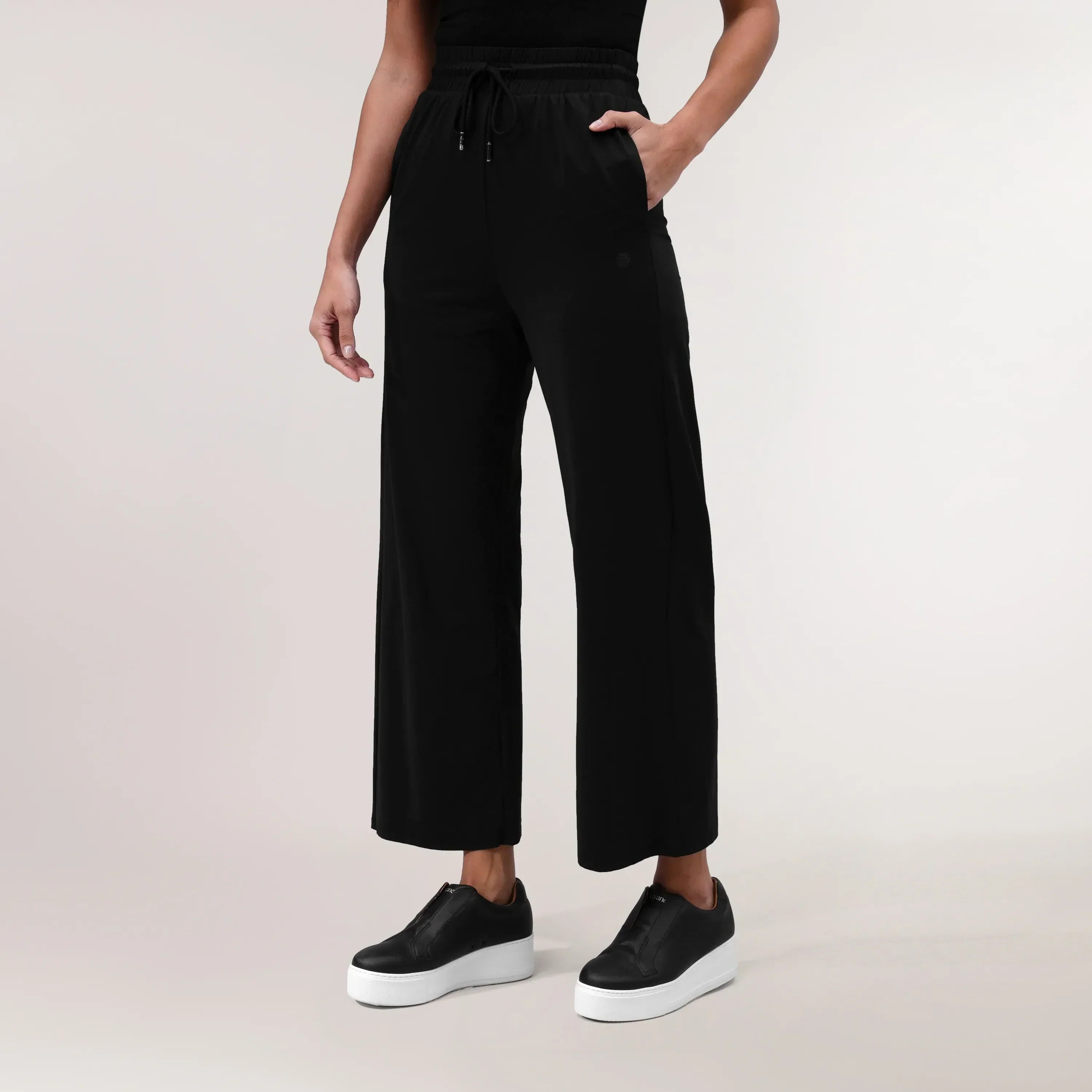 Core black "Flow" lounge pants - بنطال مريح بقصة "فلو" باللون الأسود
