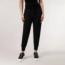A model wearing cargo jogger pants in black color - عارضة أزياء ترتدي بنطال جوجر كارغو باللون الأسود