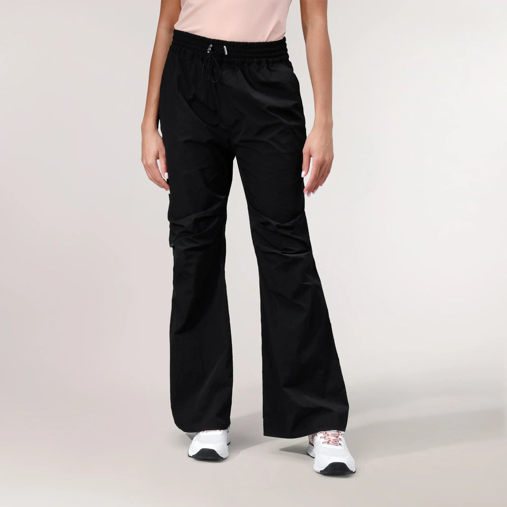 Black parachute pants with relaxed fit & drawstring waist - بنطلون باراشوت أسود بقصّة مريحة ورباط خصر