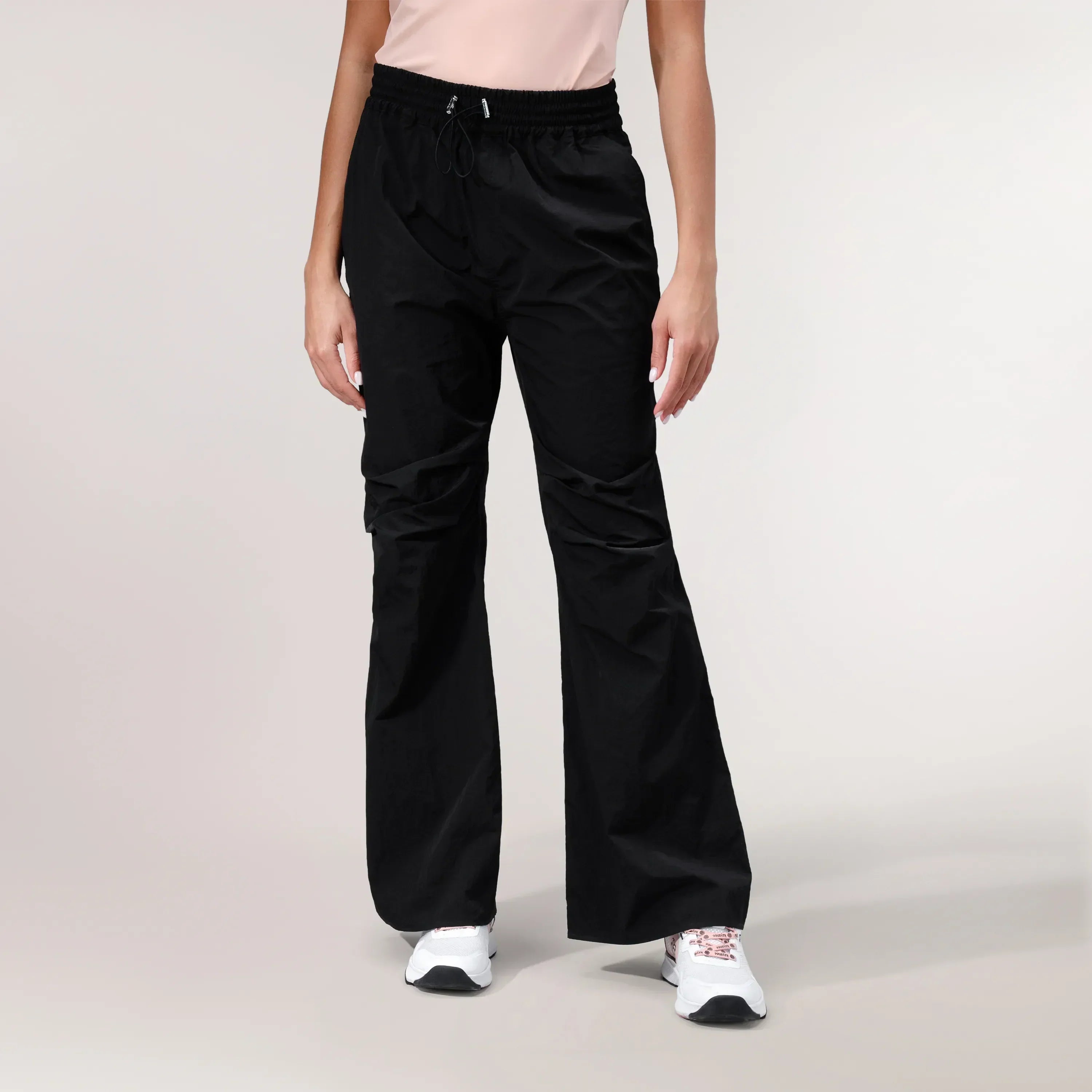 Black parachute pants with relaxed fit & drawstring waist - بنطلون باراشوت أسود بقصّة مريحة ورباط خصر
