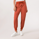 Brick color jogger pants with cargo pockets & elastic cuffs - بنطال جوجر باللون الطوبي مزوّد بجيوب كارغو وأساور مطاطية عند الكاحل