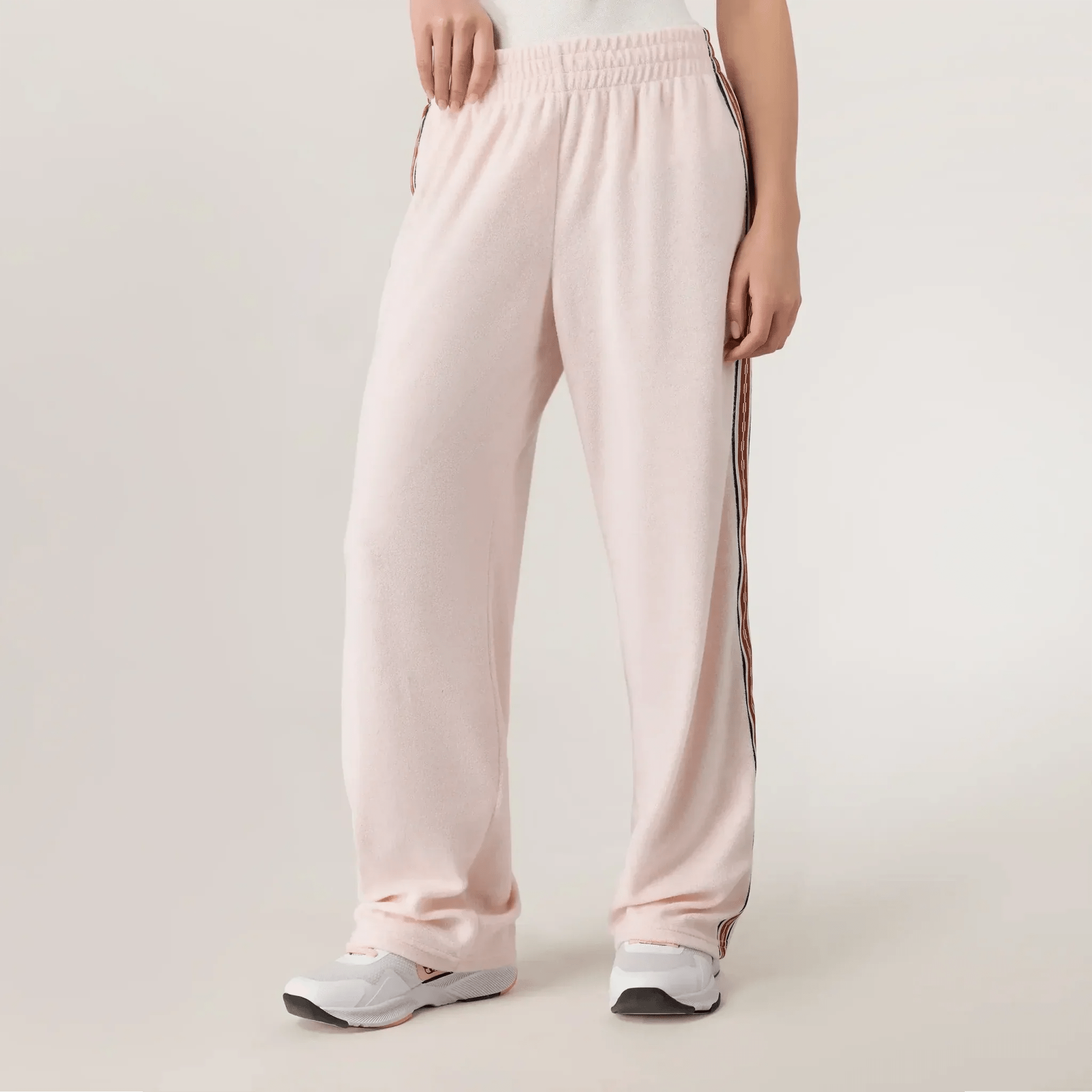 Pink velour track pants with wide leg & soft plush texture - عارضة أزياء ترتدي بنطال وردي واسع الأرجل