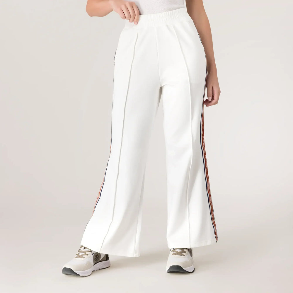 Seasonal white track pants with side stripes - بنطال رياضي أبيض بخطوط جانبية